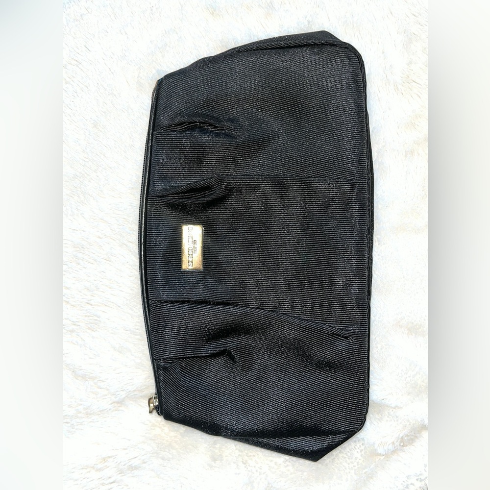 Black hand bag.
